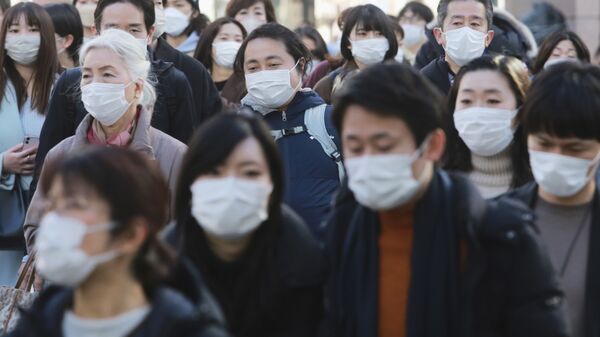 Прохожие в масках на улице Токио - Sputnik 日本