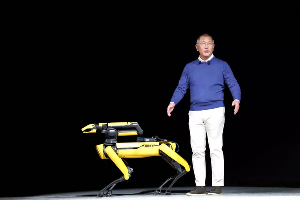 CES 2022のレスカンファレンスで、米ボストンダイナミクス社のロボット「スポット」と共に壇上に上がる韓国・現代自動車グループの鄭義宣(チョン・ウィソン)会長(3日、米ネバダ州・ラスベガス) CES 2022のレスカンファレンスで、米ボストンダイナミクス社のロボット「スポット」と共に壇上に上がる韓国・現代自動車グループの鄭義宣(チョン・ウィソン)会長(3日、米ネバダ州・ラスベガス) - Sputnik 日本