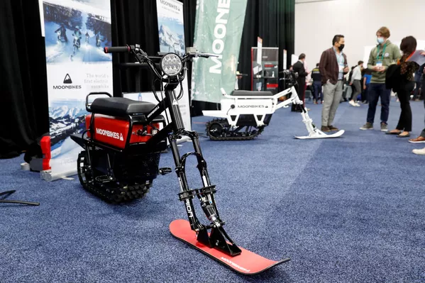 CES 2022の公式メディアイベント「CES Unveiled」で展示された、フランス・MoonBikes Motors社の電動スノーバイク「Moon Bike」(3日、米ネバダ州・ラスベガス) CES 2022の公式メディアイベント「CES Unveiled」で展示された、フランス・MoonBikes Motors社の電動スノーバイク「Moon Bike」(3日、米ネバダ州・ラスベガス) - Sputnik 日本