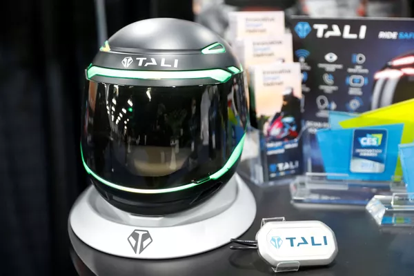 CES 2022の公式メディアイベント「CES Unveiled」で展示された、フランス・TALI社のバイク用ヘルメット「TALI」。事故などの緊急時に通報する機能が搭載されている(3日、米ネバダ州・ラスベガス) CES 2022の公式メディアイベント「CES Unveiled」で展示された、フランス・TALI社のバイク用ヘルメット「TALI」。事故などの緊急時に通報する機能が搭載されている(3日、米ネバダ州・ラスベガス) - Sputnik 日本