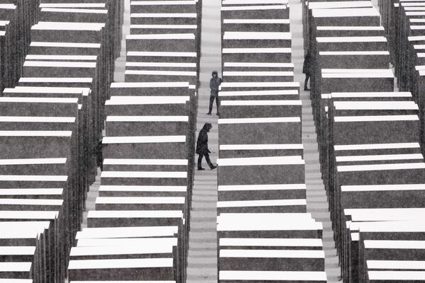 雪が降る中、ホロコースト記念碑を訪れる人々（ドイツ・ベルリン） - Sputnik 日本