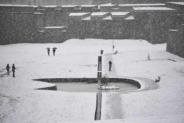 雪が降る中街を歩く人々（スペイン・パンプローナ） - Sputnik 日本