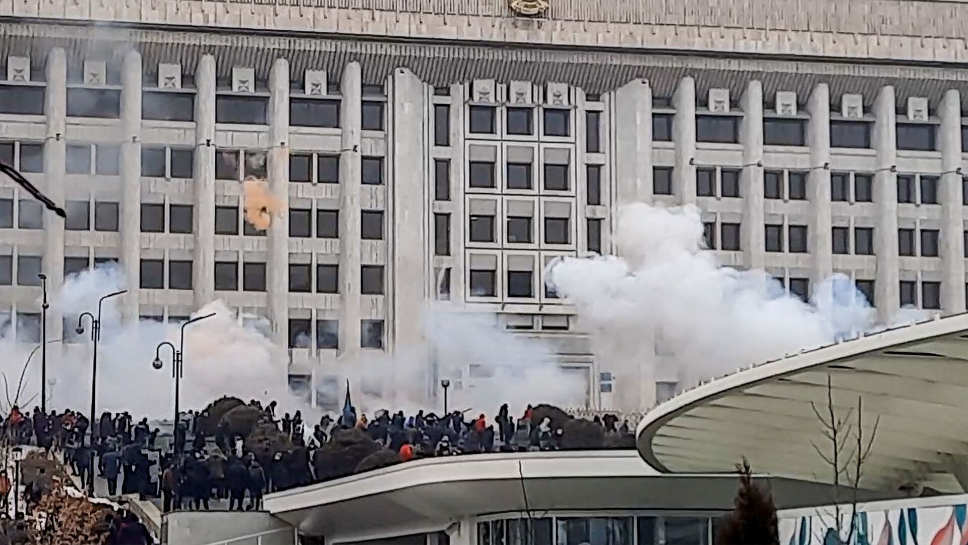 Протестующие возле административного здания во время митинга из-за повышения цен на энергоносители в Алматы - Sputnik 日本, 1920, 08.01.2022