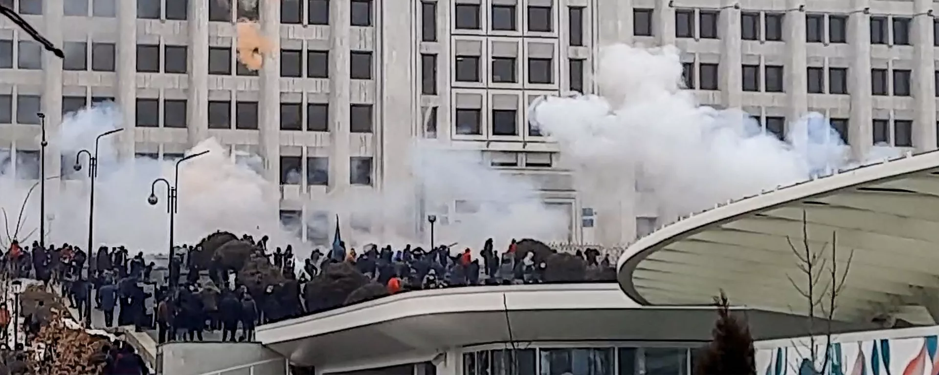 Протестующие возле административного здания во время митинга из-за повышения цен на энергоносители в Алматы - Sputnik 日本, 1920, 08.01.2022