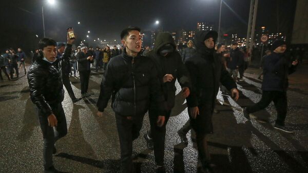 Демонстранты идут по улице во время акции протеста, вызванной повышением цен на топливо в Алматы - Sputnik 日本