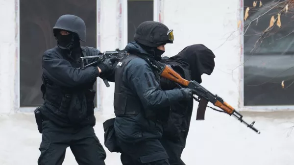 Полицейские задерживают мужчину на улице Байтурсынова в Алма-Ате, Казахстан - Sputnik 日本