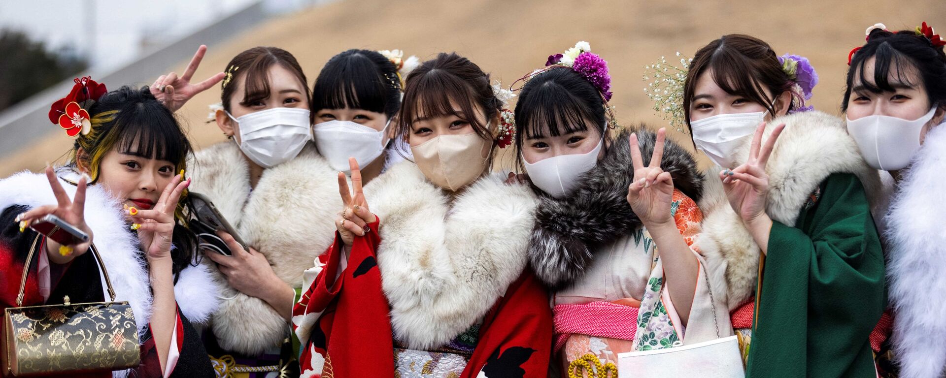 Девушки в кимоно фотографируются во время празднования Дня совершеннолетия в Японии - Sputnik 日本, 1920, 10.01.2022