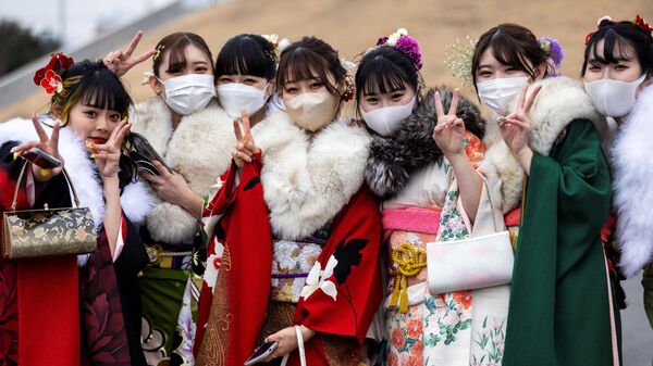 Девушки в кимоно фотографируются во время празднования Дня совершеннолетия в Японии - Sputnik 日本