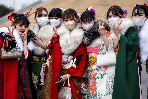 マスクに振袖姿で成人式に参加する新成人ら（神奈川県川崎市、10日） - Sputnik 日本