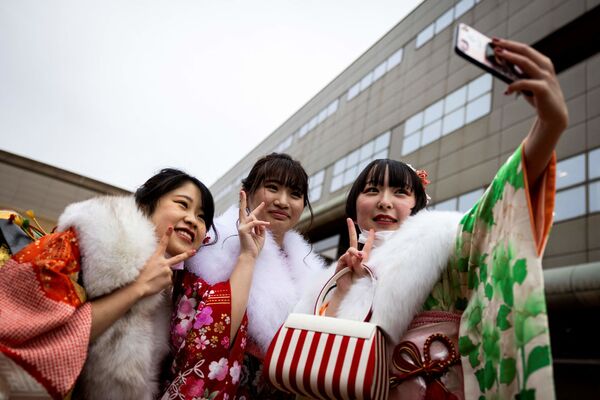 成人式でセルフィーを撮る新成人ら（神奈川県川崎市、10日） - Sputnik 日本
