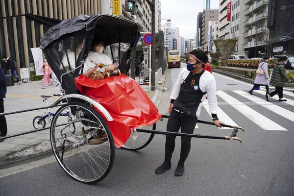 成人式の後、振り袖姿で人力車に乗る新成人ら（東京都台東区、10日） - Sputnik 日本