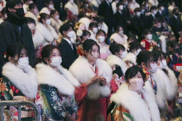 マスクに振袖姿で成人式に参加する新成人ら（神奈川県横浜市、10日） - Sputnik 日本