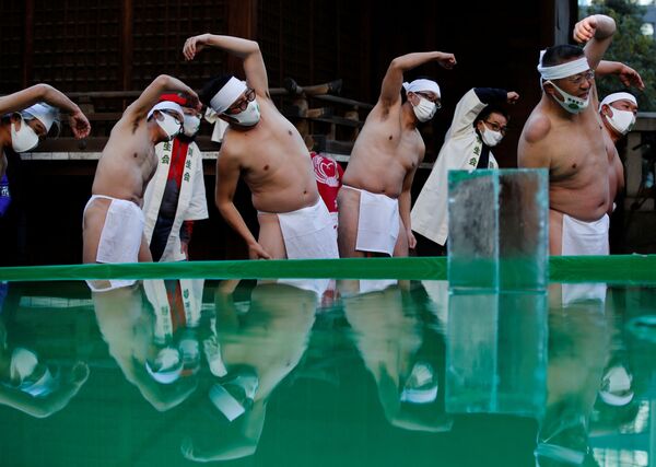 鉄砲洲稲荷神社で、寒中水浴（寒中みそぎ）の前に準備運動を行う人々（東京都中央区、9日） - Sputnik 日本