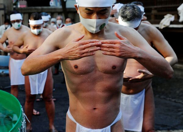 鉄砲洲稲荷神社で、寒中水浴（寒中みそぎ）の後に疫病退散を祈願する人々（東京都中央区、9日） - Sputnik 日本