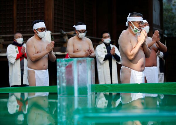 鉄砲洲稲荷神社で、寒中水浴（寒中みそぎ）の前に疫病退散を祈願する人々（東京都中央区、9日） - Sputnik 日本