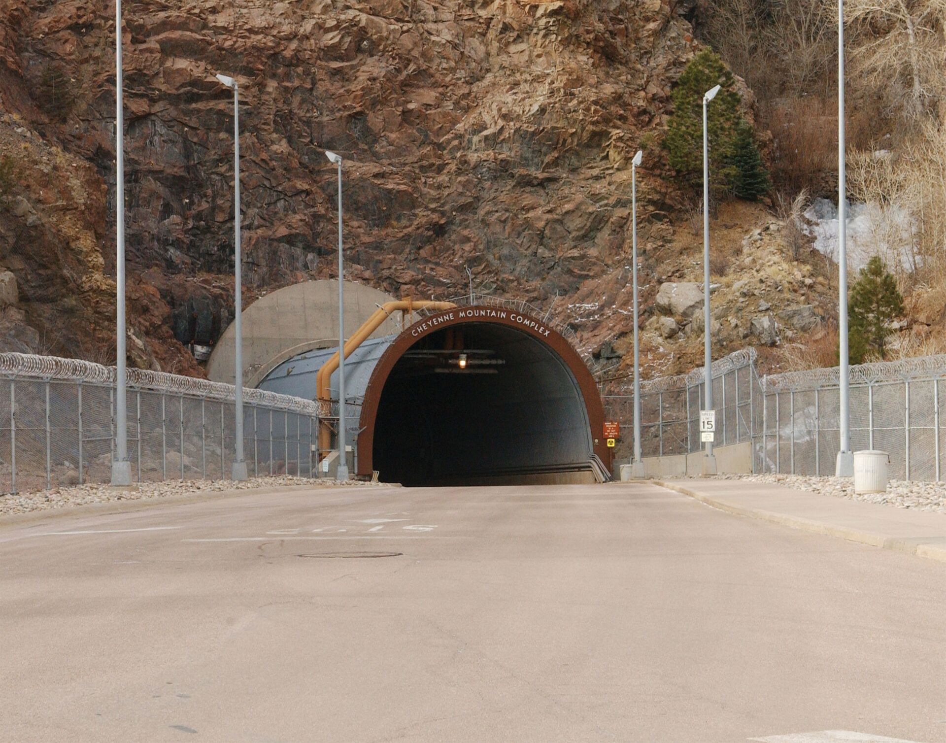 Вход в подземный комплекс NORAD в горе Шайенн в штате Колорадо, США - Sputnik 日本, 1920, 11.01.2022
