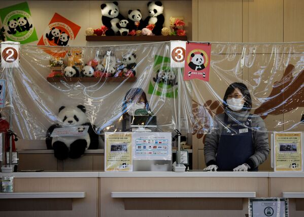 上野動物園内の売店で働く従業員（東京都台東区、12日） - Sputnik 日本