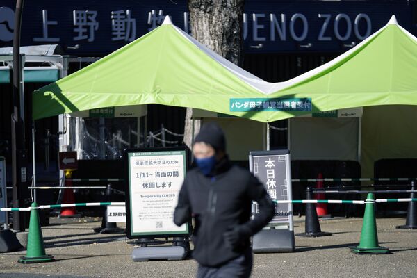 上野動物園の入口付近をジョギングする男性（東京都台東区、12日） - Sputnik 日本