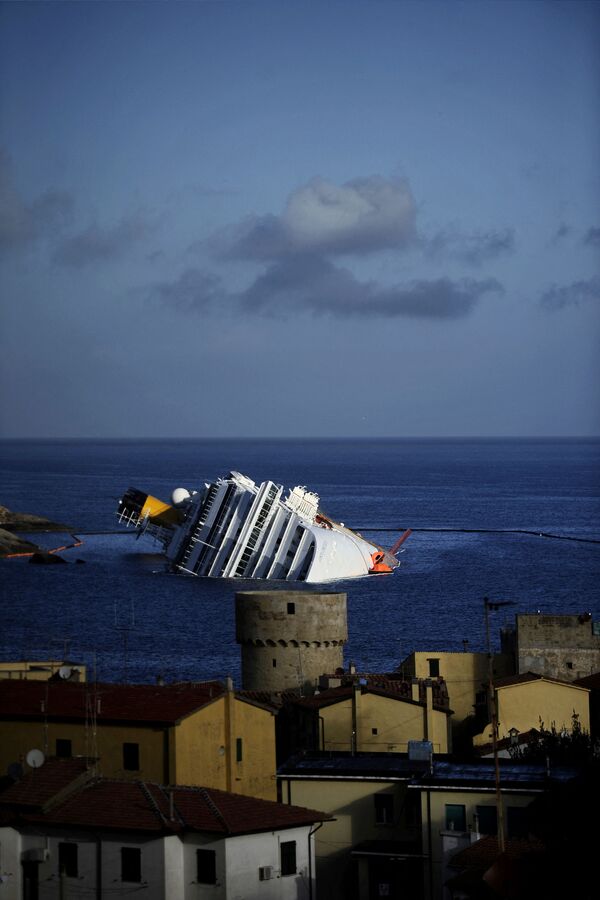 イタリア・ジリオ島沖で座礁・転覆した豪華客船「コスタ・コンコルディア」（2012年1月23日） - Sputnik 日本
