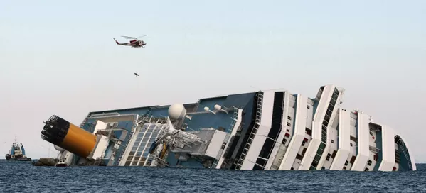 イタリア・ジリオ島沖で座礁・転覆した豪華客船「コスタ・コンコルディア」上空で救助活動にあたるヘリコプター(2012年1月15日) イタリア・ジリオ島沖で座礁・転覆した豪華客船「コスタ・コンコルディア」上空で救助活動にあたるヘリコプター(2012年1月15日) - Sputnik 日本