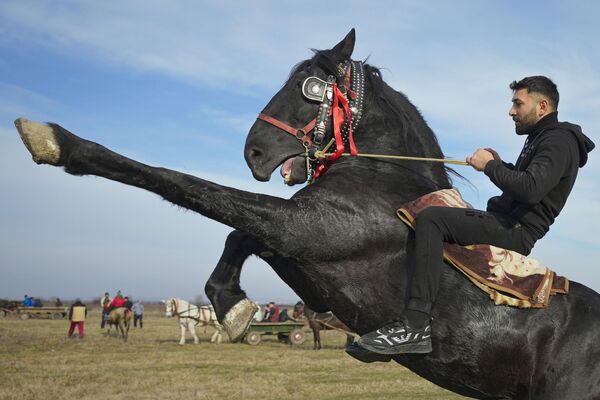 キリストの誕生を祝う公現祭「エピファニー」で乗馬スキルを披露する男性（ルーマニア・ピエトロシャニ、6日） - Sputnik 日本