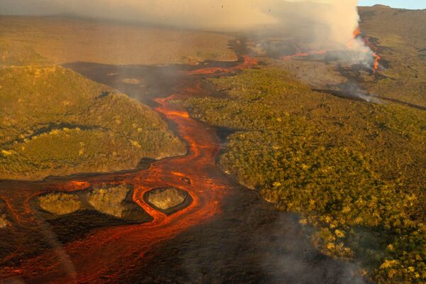 噴火したウォルフ火山から流れ出る溶岩（エクアドル・イサベラ島、7日） - Sputnik 日本