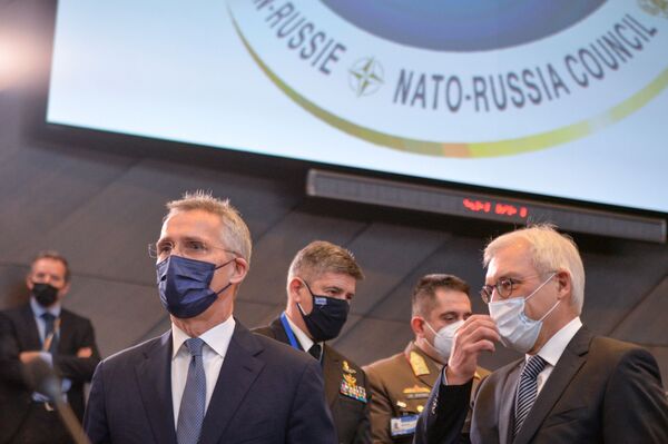 NATOロシア理事会に出席したNATOのイェンス・ストルテンベルグ事務総長（左）とロシアのアレクサンドル・グルシコ外務次官（ベルギー・ブリュッセル、12日） - Sputnik 日本