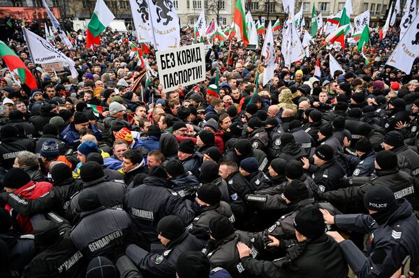 新型コロナ感染対策のための規制措置に抗議するデモで、警察を押しのけて国会議事堂へ突入しようするデモ隊ら（ブルガリア・ソフィア、12日） - Sputnik 日本