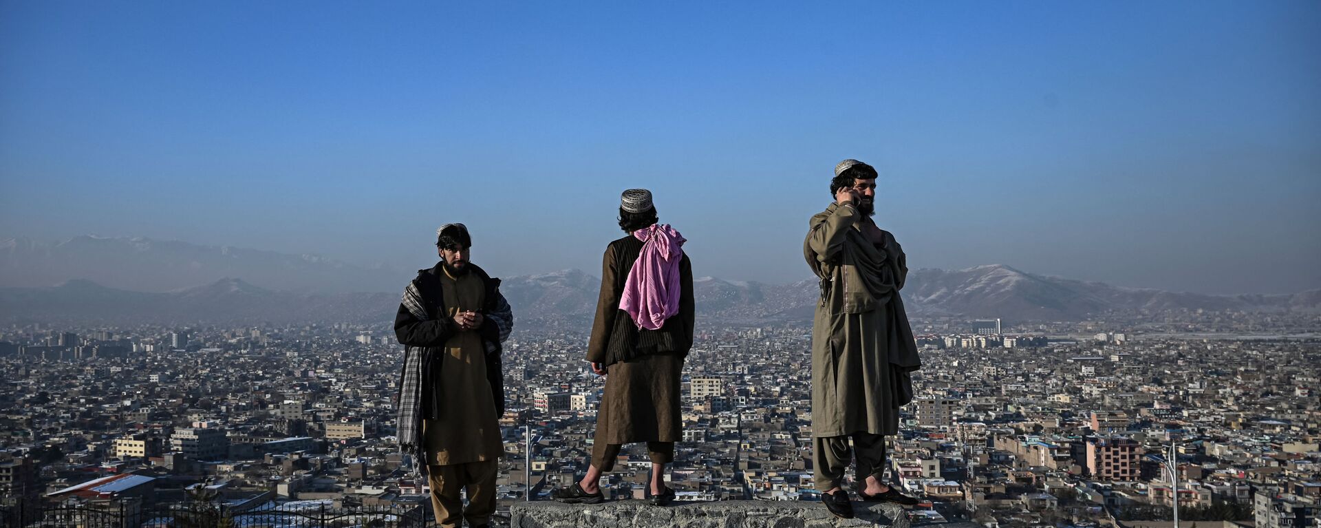 Члены движения Талибан стоят на холме Вазир Акбар Хан в Кабуле - Sputnik 日本, 1920, 31.01.2022