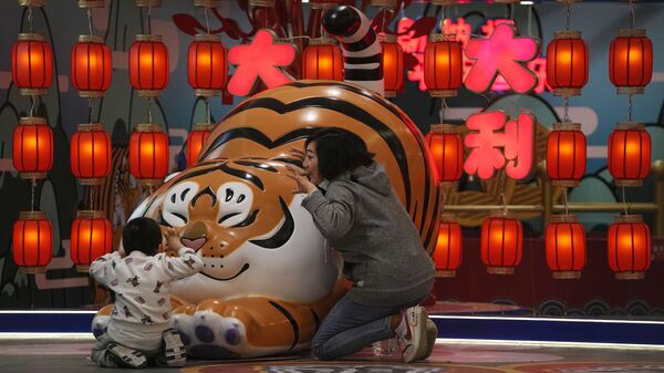 Женщина с ребенком играют у тигра в торговом центре в Пекине, Китай - Sputnik 日本