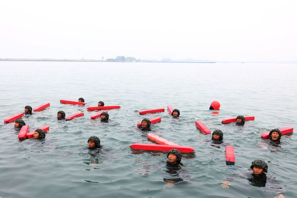 最終訓練「天国への道」で長時間水に浸かる訓練生（高雄市・海軍左営基地、2021年12月20日） - Sputnik 日本