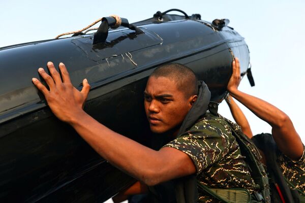 最終訓練「天国への道」で海からゴムボートを引き上げる訓練生（高雄市・海軍左営基地、2021年12月17日） - Sputnik 日本