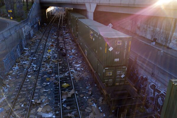 大量の開封済みの荷物が散乱するユニオン・パシフィック鉄道の線路（米カリフォルニア州・ロサンゼルス、14日） - Sputnik 日本