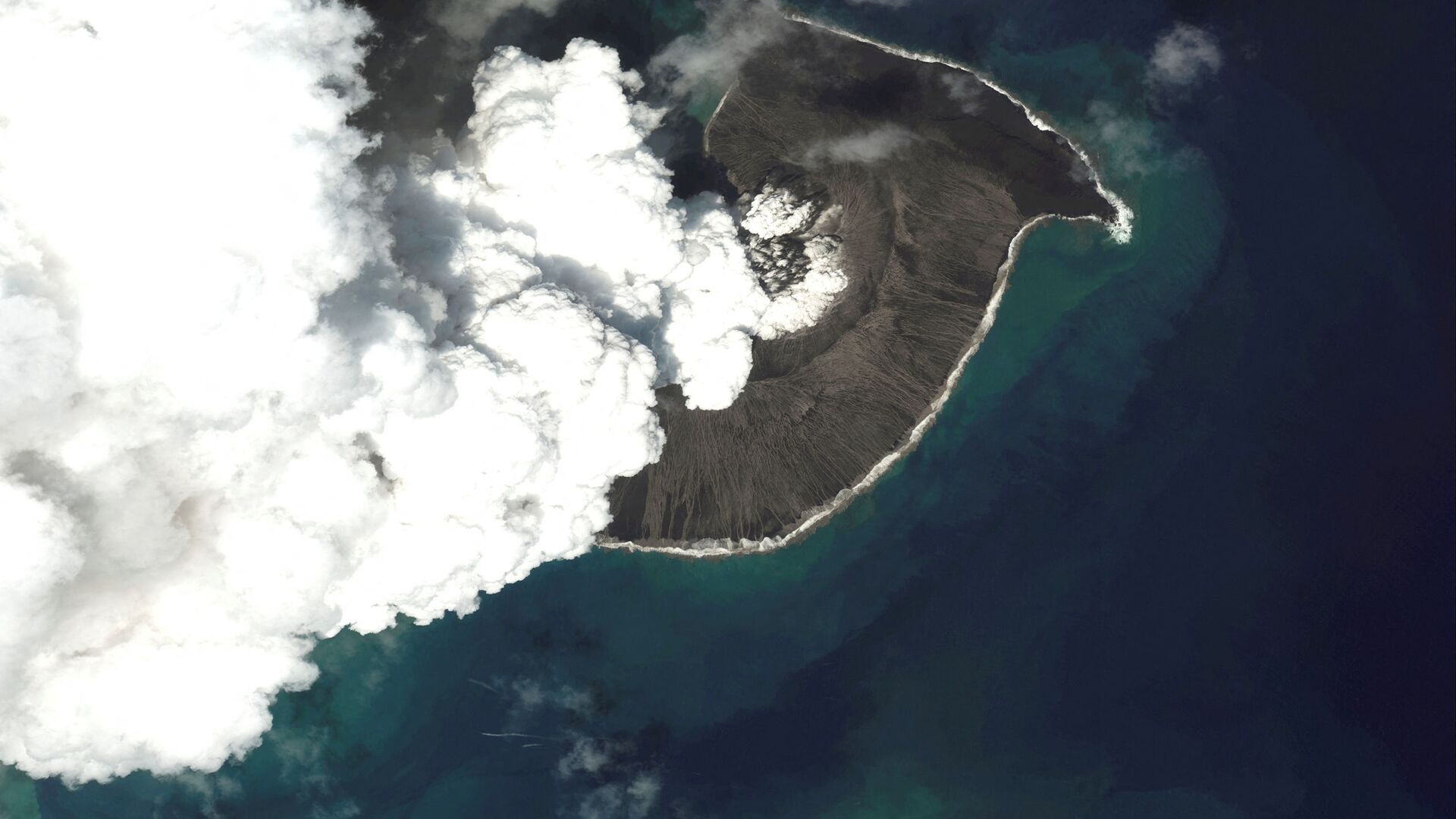Спутниковые снимки вулкана Hunga Tonga-Hunga Ha'apai до его основного извержения  - Sputnik 日本, 1920, 19.01.2022