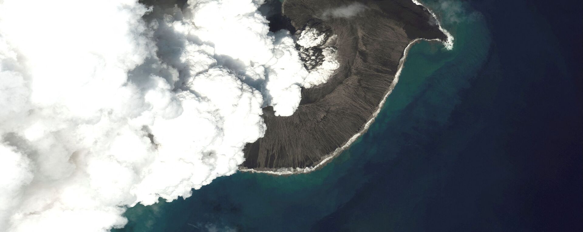 Спутниковые снимки вулкана Hunga Tonga-Hunga Ha'apai до его основного извержения  - Sputnik 日本, 1920, 19.01.2022