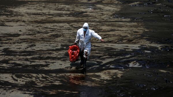 Рабочие убирают нефть с пляжа в Вентанилья, Перу - Sputnik 日本