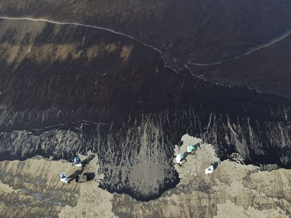 海岸で流出した原油を回収する作業員（ペルー・カヤオ、18日） - Sputnik 日本