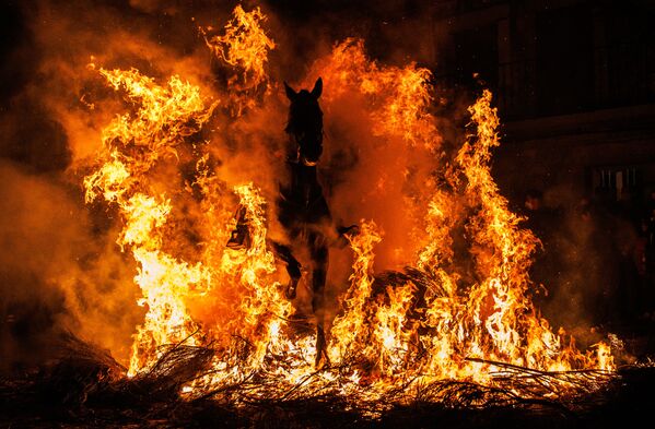 動物の守護聖人、聖アントニオの祭り「ルミナリアス」で、馬に乗って火を飛び越える男性（スペイン・サンバルトロメ・デピナレス、16日） - Sputnik 日本