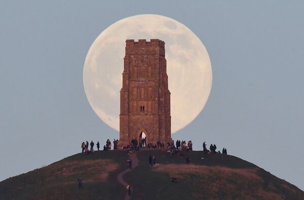 グラストンベリー・トーに上り今年最初の満月「ウルフムーン」を見る人々（英イングランド・グラストンベリー、17日） - Sputnik 日本