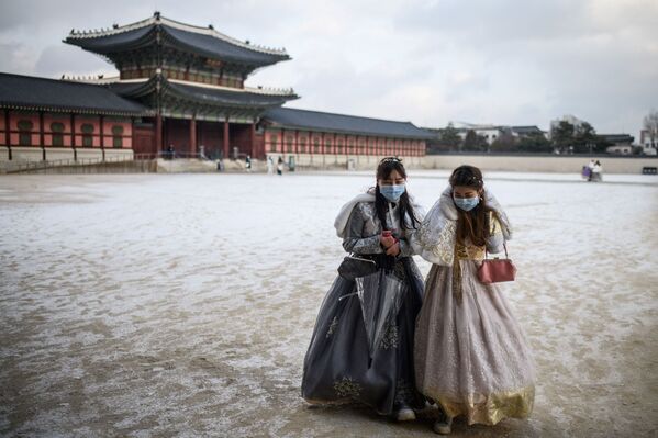 雪が降った景福宮（キョンボックン）の敷地内を韓服を着て歩く観光客ら（韓国・ソウル、17日） - Sputnik 日本