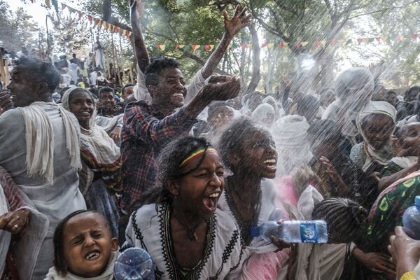 エチオピア正教会の祭り「ティムカット」で聖水を浴びる信者ら（エチオピア・ゴンダール、19日） - Sputnik 日本
