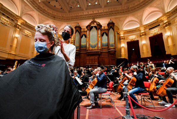 新型コロナ関連の規制に抗議するため、コンサートホールで散髪する美容師（オランダ・アムステルダム、19日） - Sputnik 日本