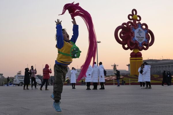天安門広場に設置された北京冬季五輪のモニュメントのそばで遊ぶ子ども（中国・北京、18日） - Sputnik 日本