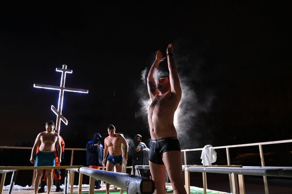 ロシア正教会の「洗礼祭」で沐浴をする男性（ロシア・モスクワ、19日） - Sputnik 日本