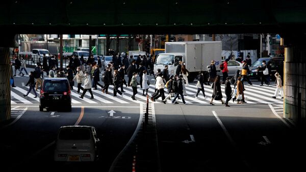 Пешеходы в масках на переходе в Токио - Sputnik 日本