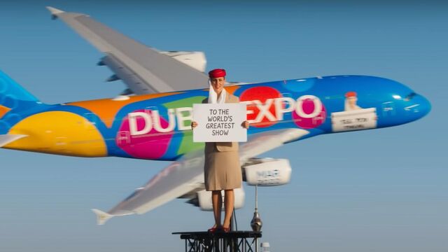 エミレーツ航空、CM第2弾を公開 世界最高層ビル頂上でCAと飛行機が
