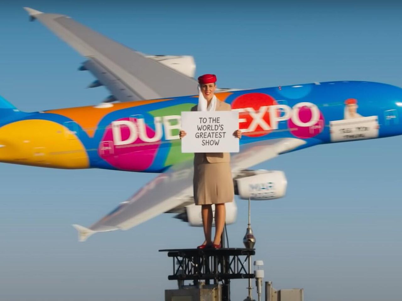 エミレーツ航空、CM第2弾を公開 世界最高層ビル頂上でCAと飛行機が