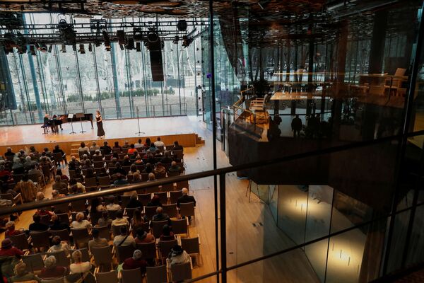 日本人建築家・藤本壮介氏が設計した「ハンガリー音楽の家」でコンサートを聴く来場者ら（ハンガリー・ブダペスト、23日） - Sputnik 日本