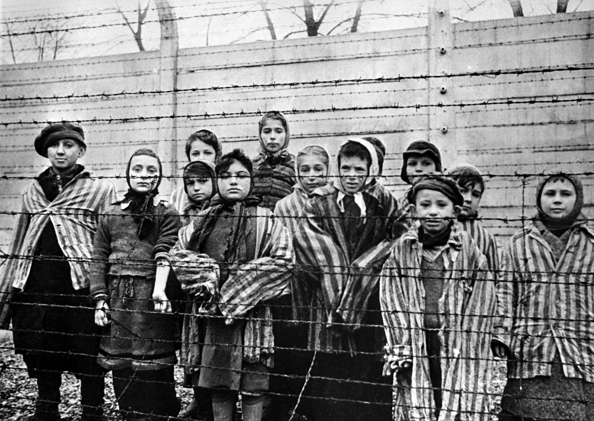 Дети, заключенные концентрационного лагеря Освенцим, 1945 год - Sputnik 日本, 1920, 26.01.2023