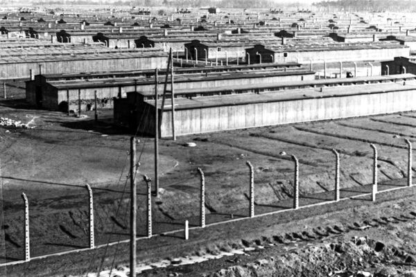アウシュビッツ強制収容所のバラック。1945年1月撮影。アウシュビッツ収容所は、ナチスによる絶滅政策を目的とした収容所の中で最大かつ最も長く運用された - Sputnik 日本